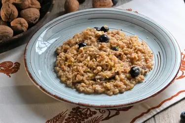 Risotto ai funghi porcini con mirtilli e noci