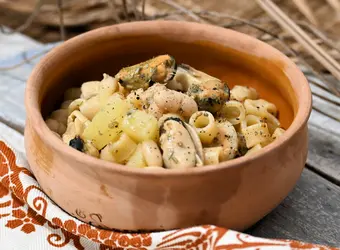 Ditaloni con patate, cannellini e cozze