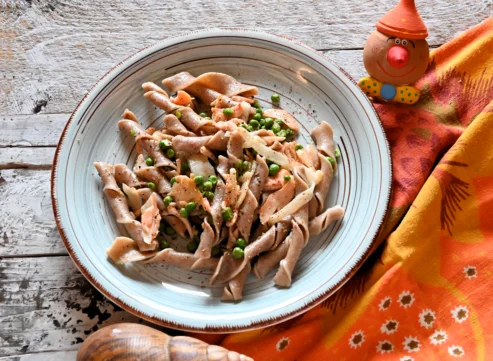 Maccheroncini pugliesi con salmone, piselli e sedano rapa