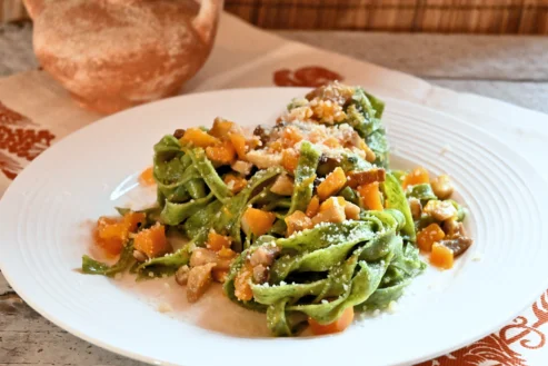 Tagliatelle verdi con cardoncelli e zucca al profumo di salvia