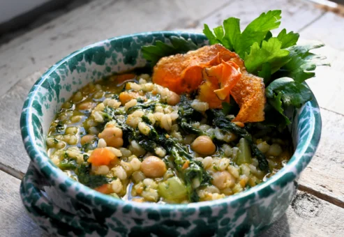 Zuppa di orzo con ceci, cavolo riccio e zucca