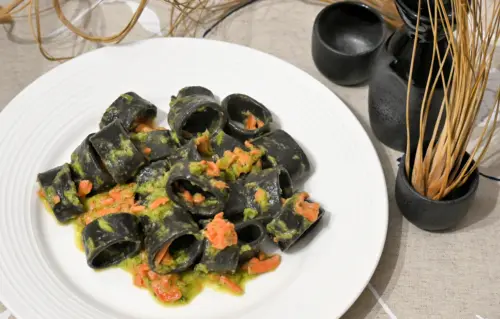 Calamarata al nero di seppia con salmone selvaggio e crema di cime di rapa