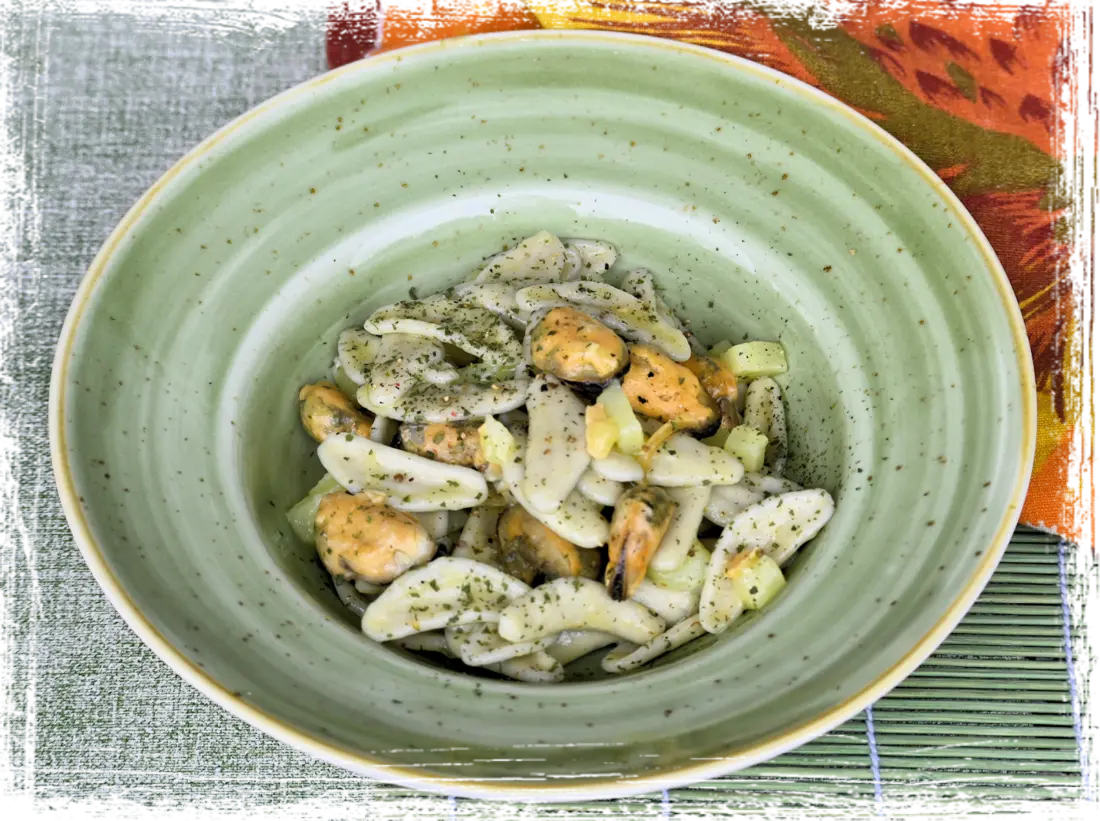 Foglie di ulivo alle olive con cozze e patate