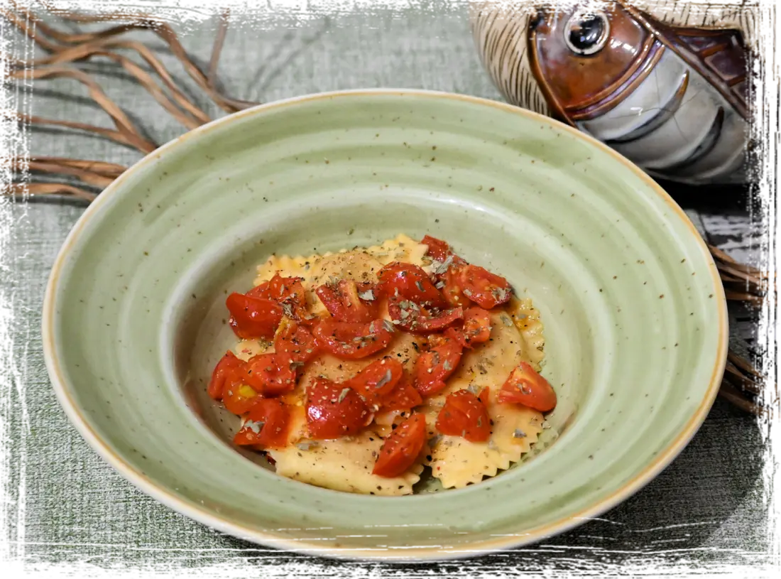 Ravioli ripieni di granchio blu con pomodorini