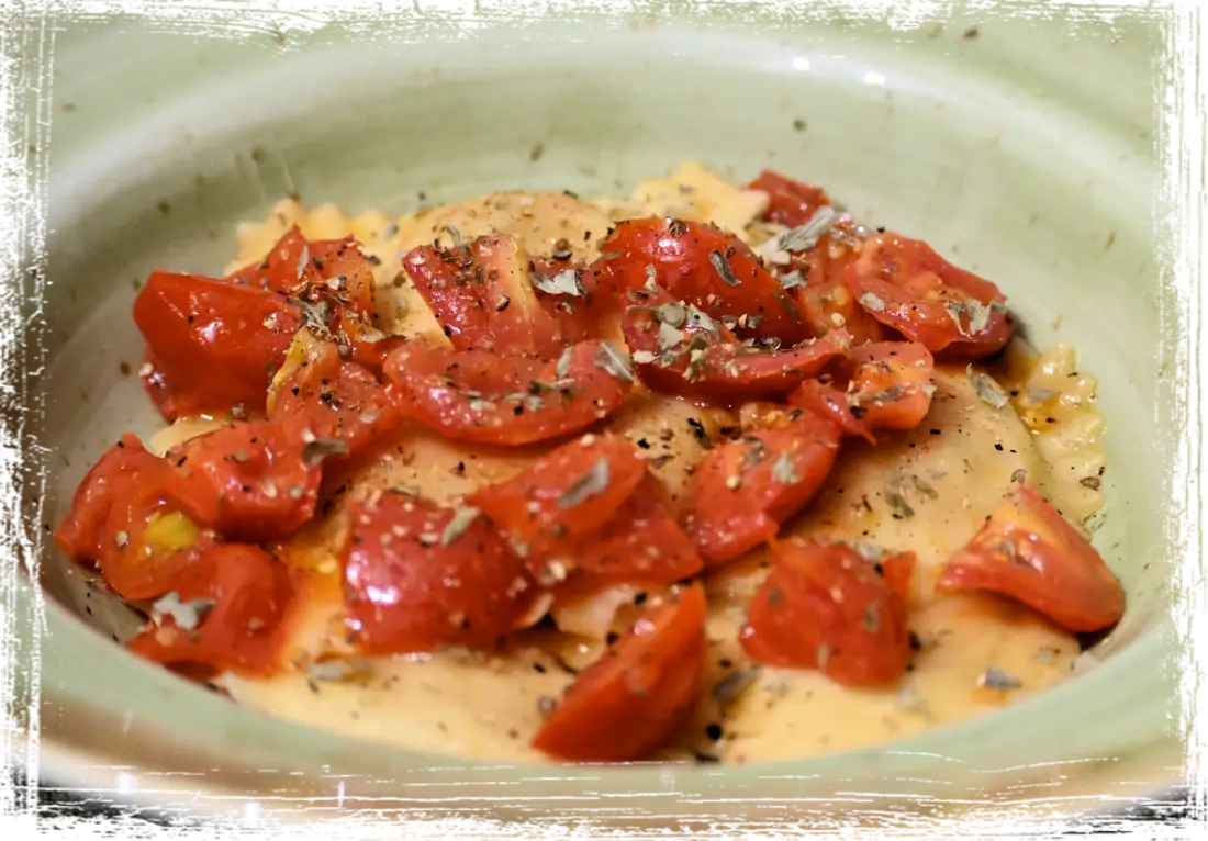 Ravioli ripieni di granchio blu con pomodorini