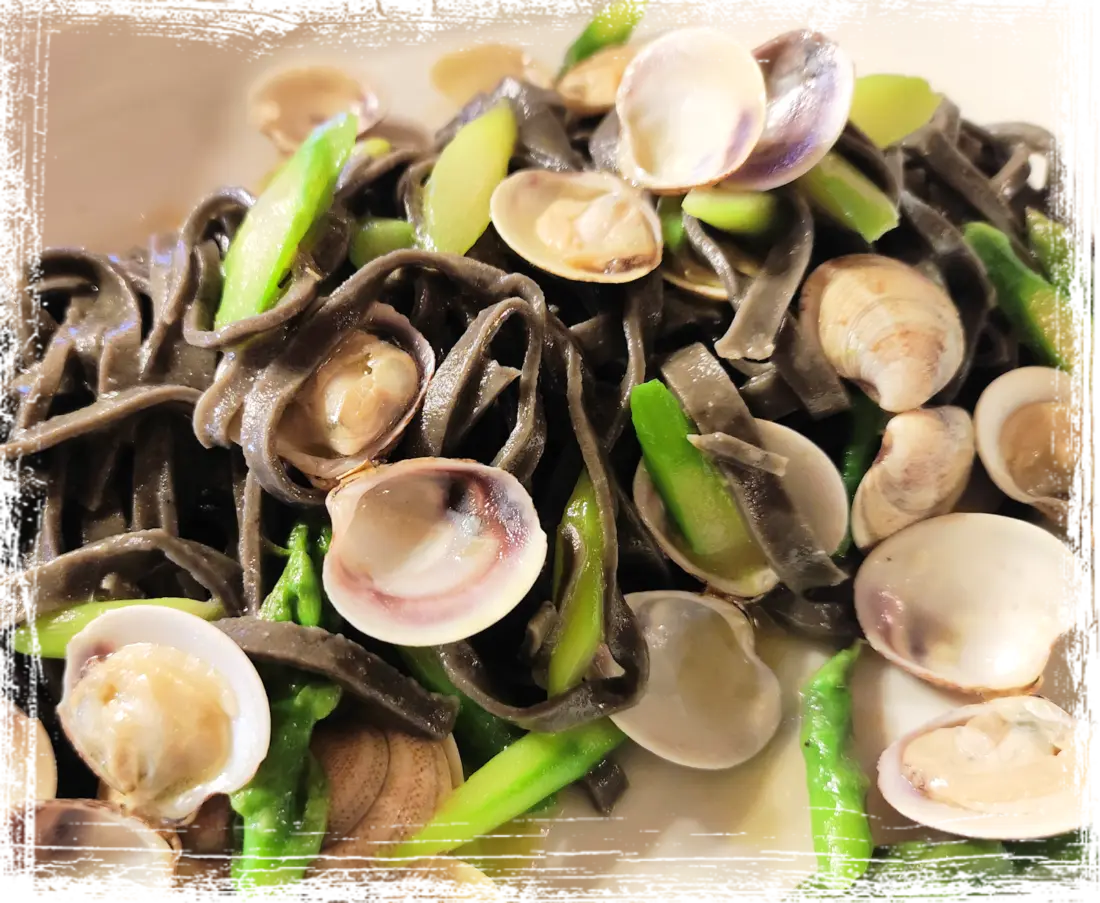 Tagliolini al nero di seppia con vongole e asparagi