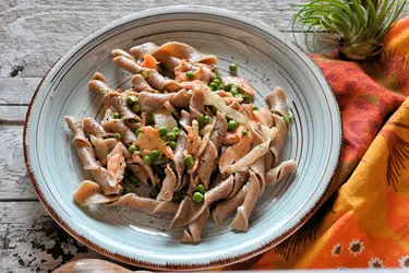 Maccheroncini pugliesi con salmone, piselli e sedano rapa