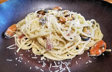 Spaghetti cacio e pepe con cozze e pecorino