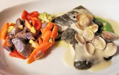 Filetti di rombo con verdure e vongole