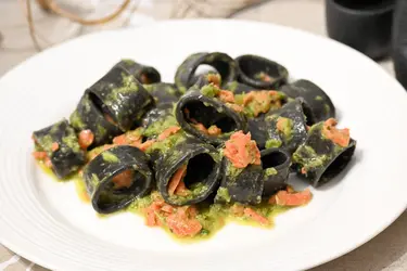 Calamarata al nero di seppia con salmone selvaggio e crema di cime di rapa