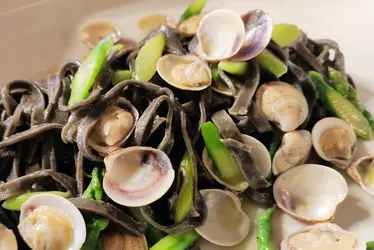 Tagliolini al nero di seppia con vongole e asparagi