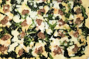 Pizza con cime di rapa e salsiccia