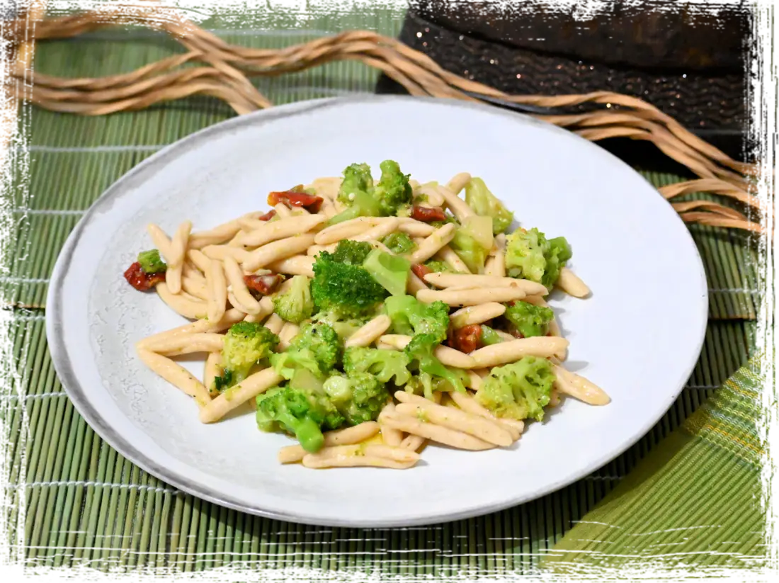 Maccheroncini con broccoli e pomodori secchi