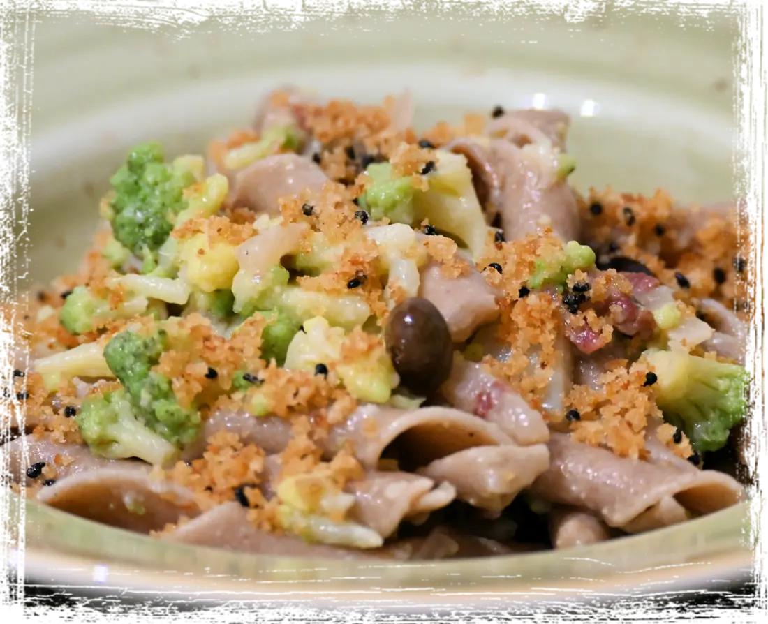 Maccheroni pugliesi con cavolo romanesco, guanciale e olive taggiasche