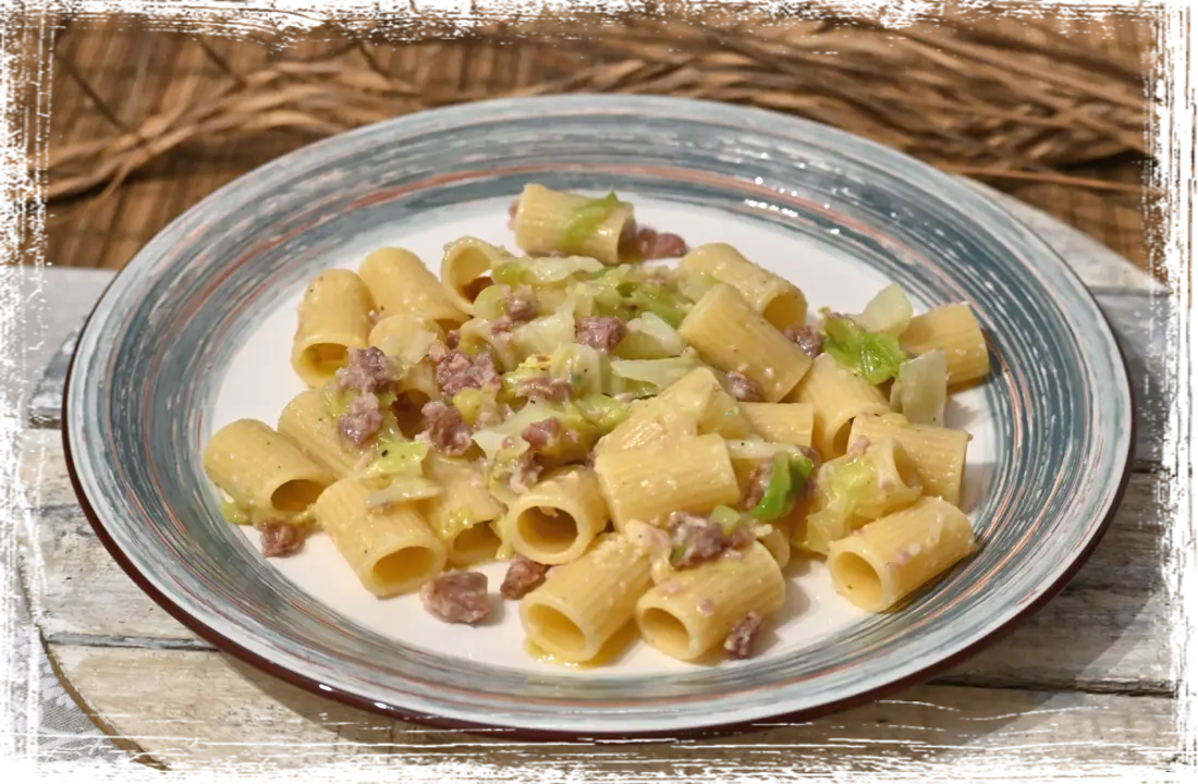 Mezzi rigatoni con ciuìga e verza