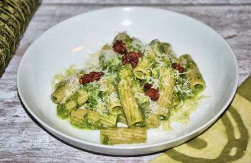 Rigatoni con crema di cime di rapa e fiocchi di 'nduja