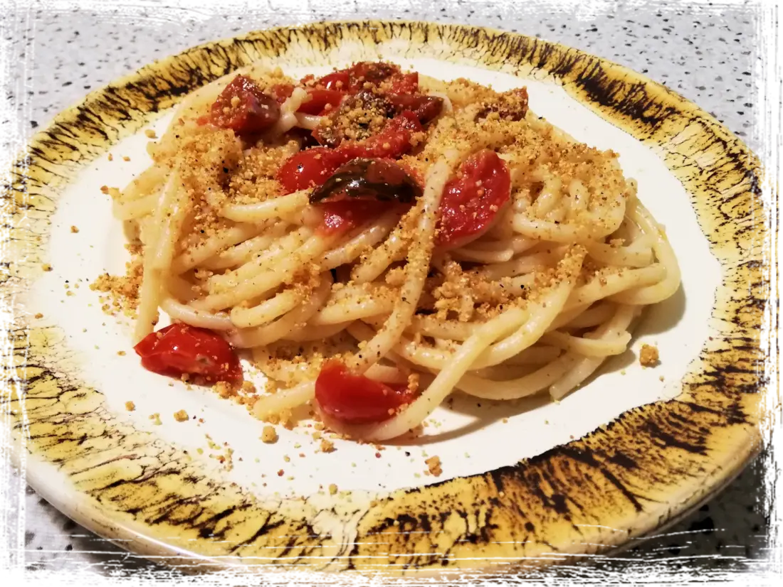 Spaghettoni aglio, olio, peperoncino e pomodorini