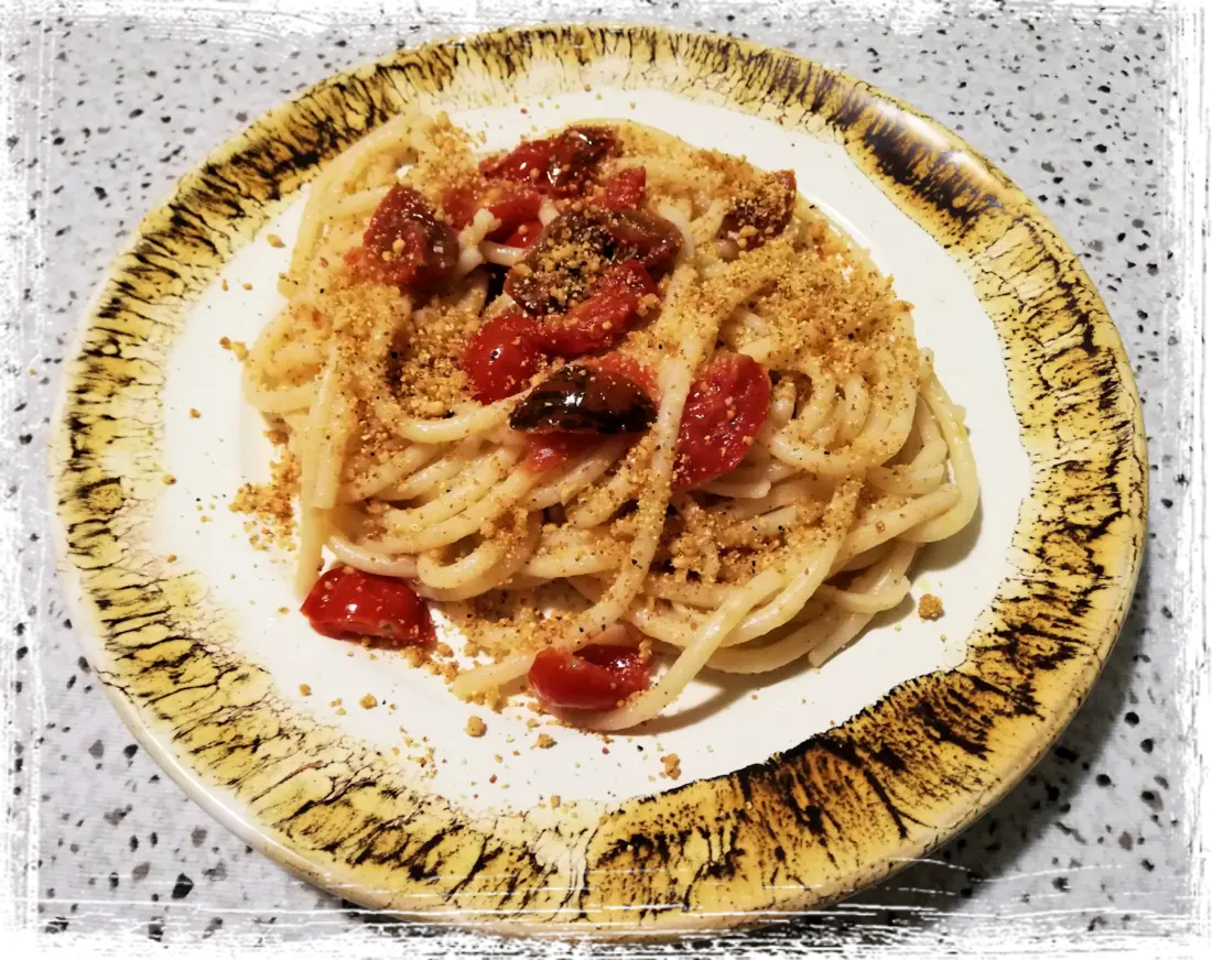 Spaghettoni aglio, olio, peperoncino e pomodorini