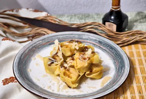 Tortelloni di zucca con scaglie di grana e aceto balsamico