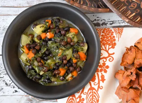 Zuppa di ceci neri e cavolo nero