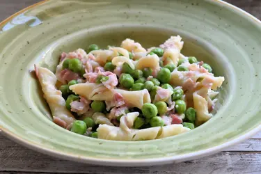 Maccheroni pugliesi con cotto, robiola e piselli