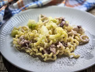 Fusilli bucati lunghi con cavolfiore  e calamari