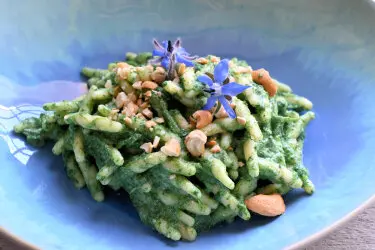 Trofie con borragine, ricotta e anacardi