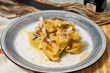 Tortelloni di zucca con scaglie di grana e aceto balsamico tradizionale