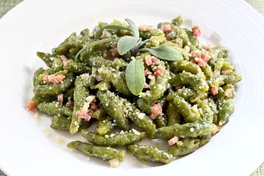 Spätzle verdi con pancetta al profumo di salvia