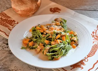 Tagliatelle verdi con zucca e cardoncelli al profumo di salvia