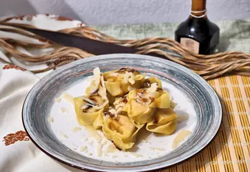 Tortelloni di zucca con scaglie di grana e aceto balsamico tradizionale