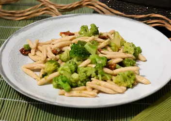 Maccheroncini con broccoli e pomodori secchi