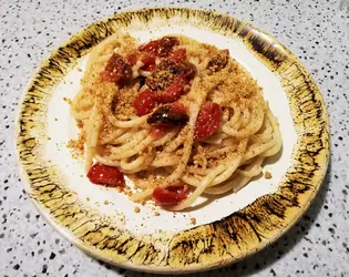 Spaghettoni aglio, olio, peperoncino e pomodorini