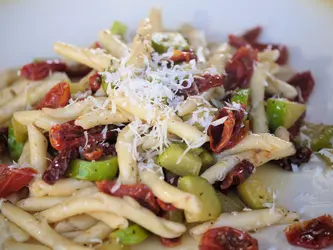 Strozzapreti con pomodorini confit e zucca trombetta