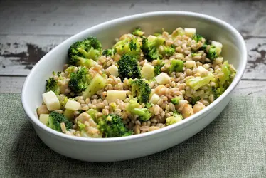 Insalata di ceci, farro, broccoli e crucolo