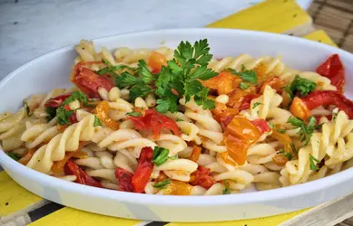 Fusilli pomodorini, peperoni e prezzemolo