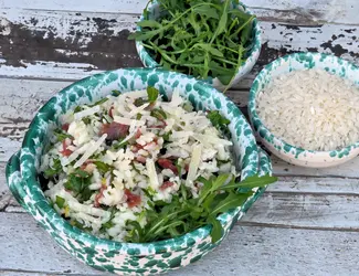 Insalata di riso al lime con bresaola e rucola